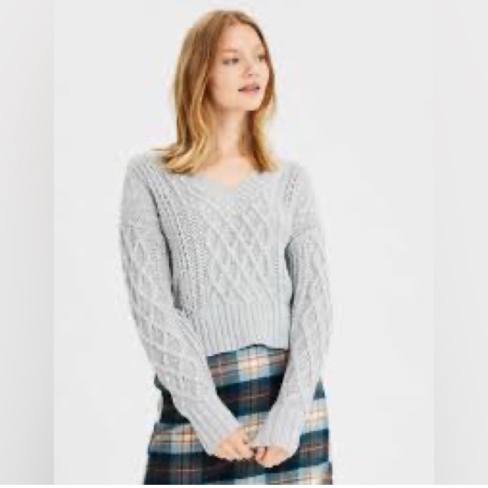 American Eagle V Neck Cropped Cable
Knit Sweater Size‎ XS
